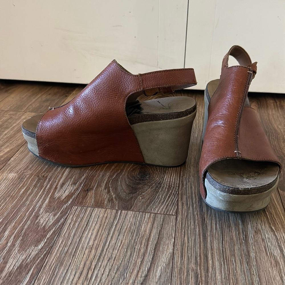 Size 8 OTBT Leather Wedges
